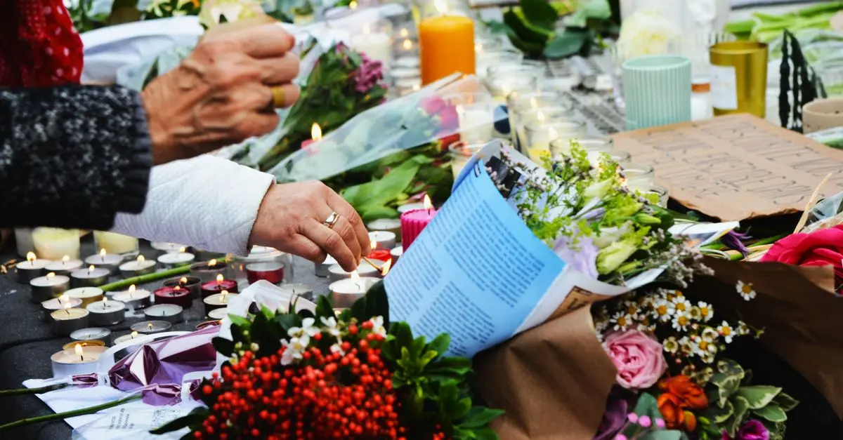 Les rituels essentiels à inclure dans un service mémorial