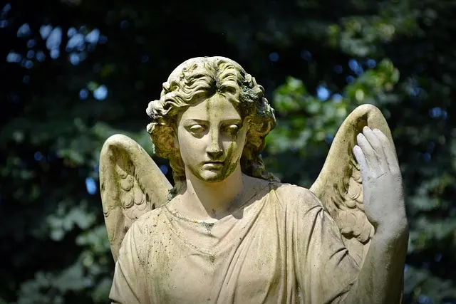 Comment choisir les rituels incontournables pour un service mémorial
