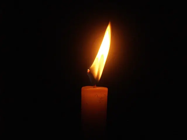 Comprendre les rituels essentiels dans un service mémorial