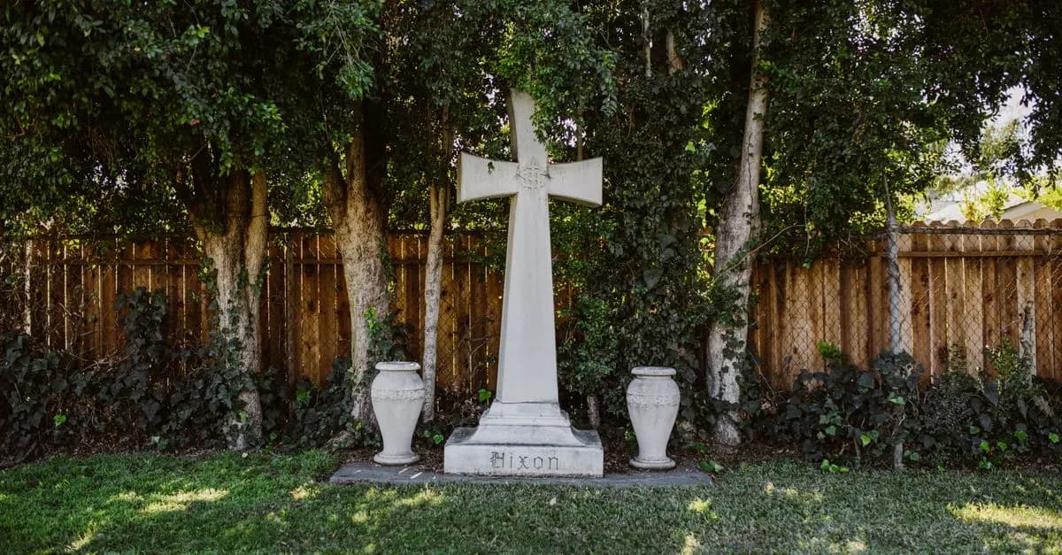 Comment choisir une urne funéraire pour un service mémorial