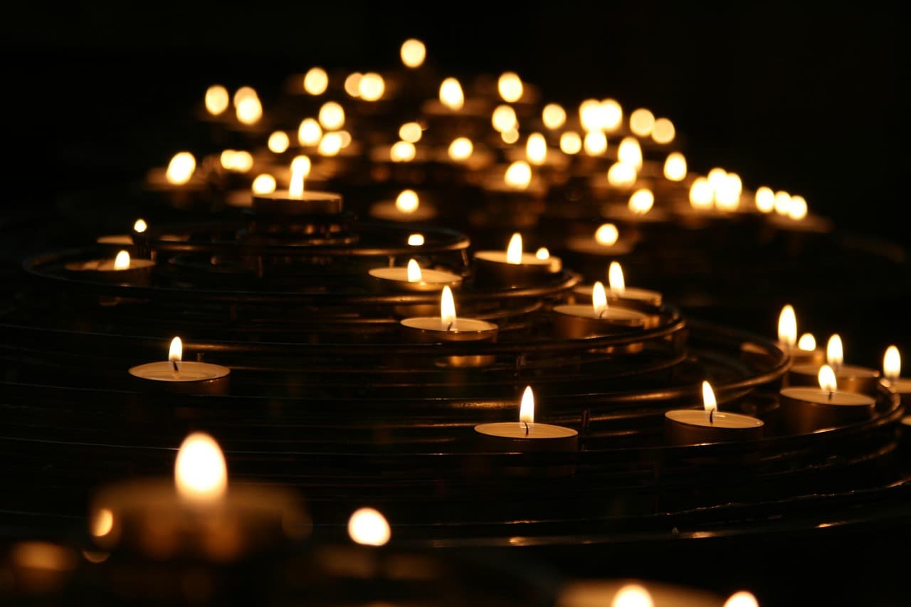 Comment intégrer des rituels personnels dans un service mémorial